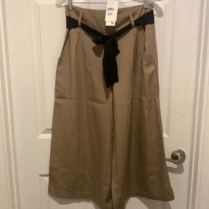 Storee Beige Wide Leg Trousers Size Medium NWT